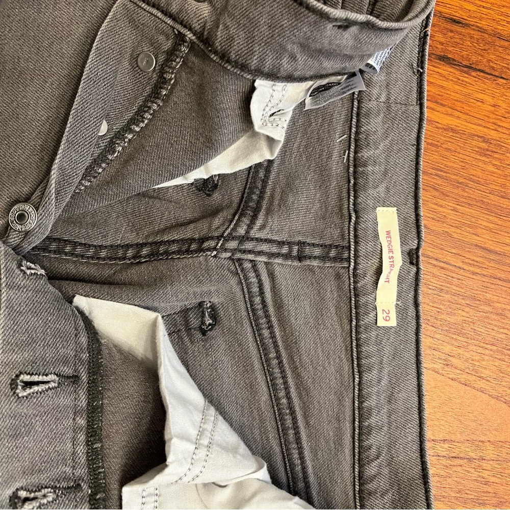 Levi's High Rise Jeans - Picture 4 of 6